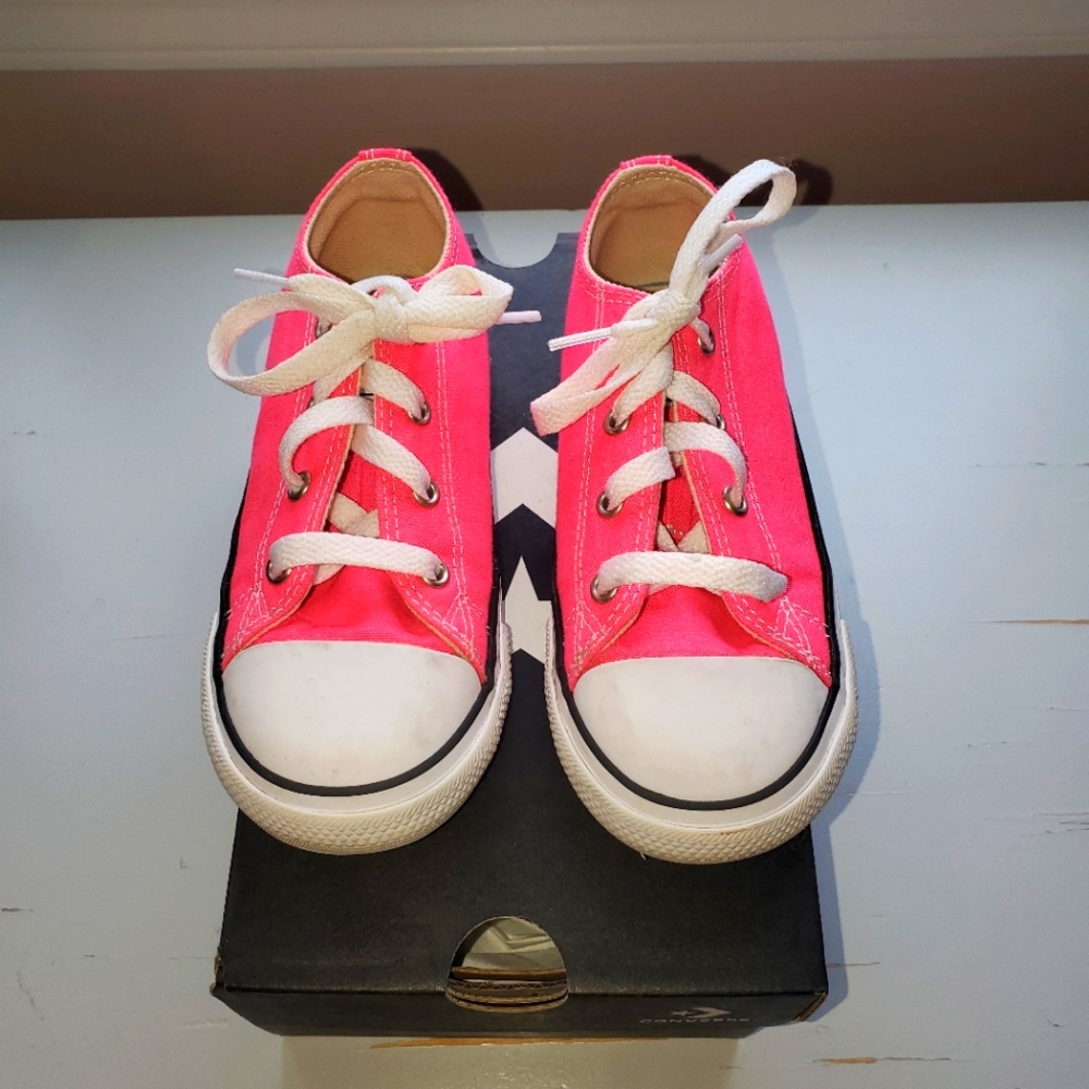 Converse Toddler Hot pink low top sneakers sz 10